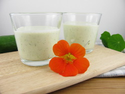 kalte Gurkensuppe, Gurkensuppe, Sommersuppe, Gurke, Kapuzinerkresse, Feta, gesunde Ernährung, Erfrischung