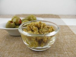 Oliven, Olivenpaste, gesunde Ernährung, gesunde Fette, Fettsäuren, grün, grüne Olive, Paprika, Olive mit Paprikafüllung